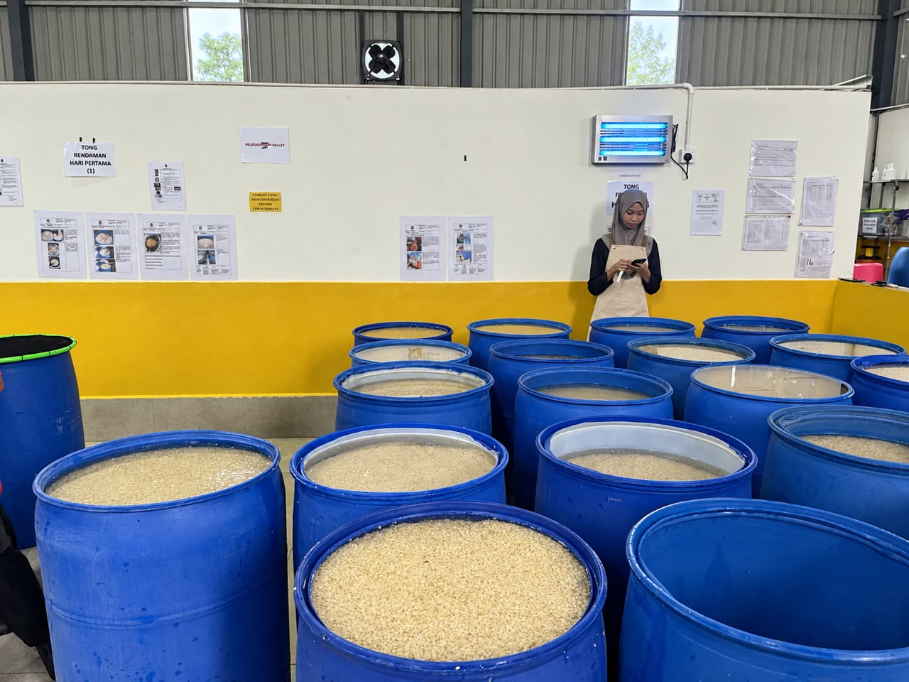 Tong rendaman kacang soya di kilang Poji’s